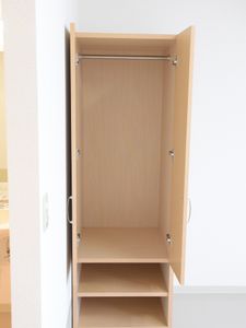 明るい空間の木製クローゼット