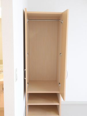 明るい空間の木製クローゼット