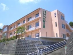 暖色の建物と青空