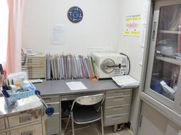 事務所のデスクと機材