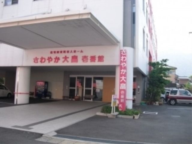 施設入口と看板 外観 明るく開放感のあるエントランスが迎える、通勤の日々を快適に過ごせる環境が整っています。