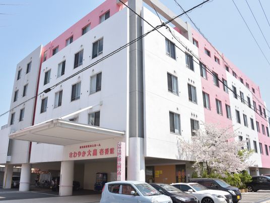 白とピンクの建物外観