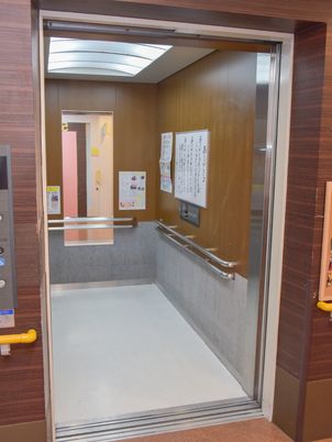 広々としたエレベーター