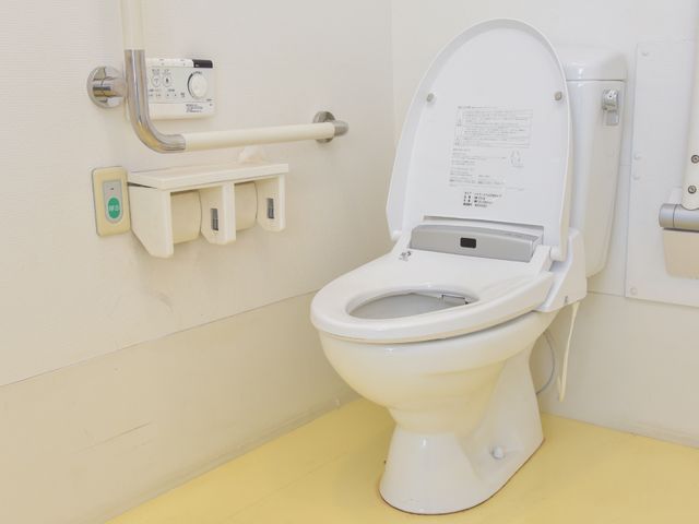 バリアフリートイレ設備 トイレ 安全手すり付きのトイレは、利用しやすく配慮が行き届いています。就業を希望される方には、快適な職場環境が提供されています。