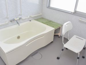 バリアフリーの浴室設備