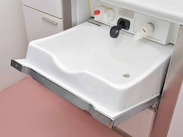 バリアフリー設計の洗面台 手洗い場 スライド式でアクセスが容易な洗面台は、使いやすさを考えた設計です。快適にお使いいただける工夫がされています。