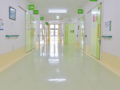 明るい廊下の情景