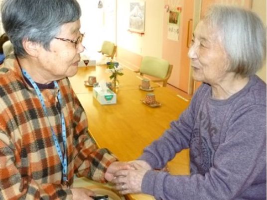 笑顔で手をつなぐ二人