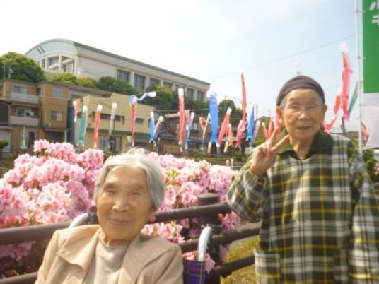 笑顔の利用者と中庭