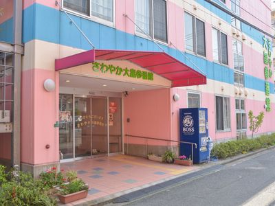 ピンクの建物エントランス