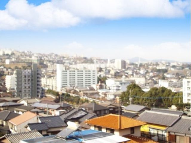 都市の景色と空 風景 開放感のあふれるバルコニーからは、都会の景色を一望でき、心地よい風を感じながら過ごせます。