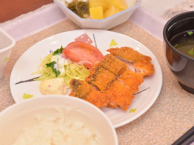 手作り感のある温かい食事 食事 色鮮やかで栄養バランスを考えられた手作りの食事が提供され、快適な食事時をサポートしています。