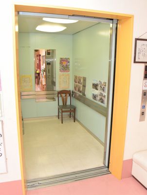 掲示物が見えるエントランス