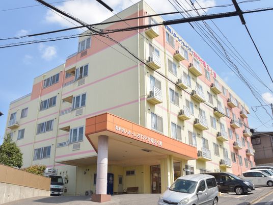 明るい色の建物の外観