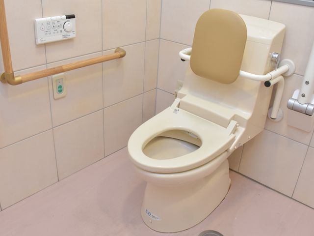 バリアフリートイレ設備 トイレ 安全かつ便利な手すり付きのトイレです。どなたも安心してお使いいただける設計となっております。