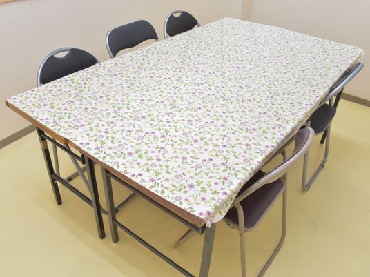 花柄のテーブルクロスが敷かれたテーブル