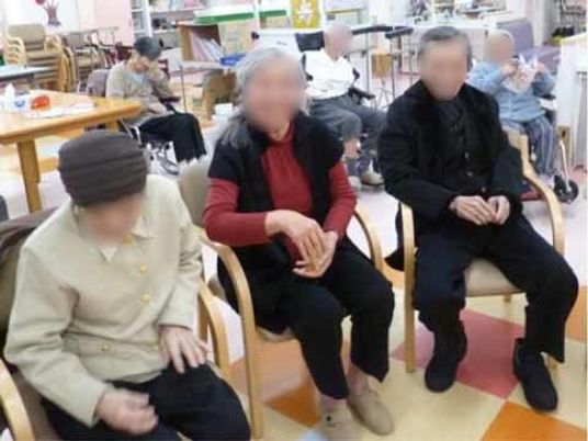居室で過ごす人々