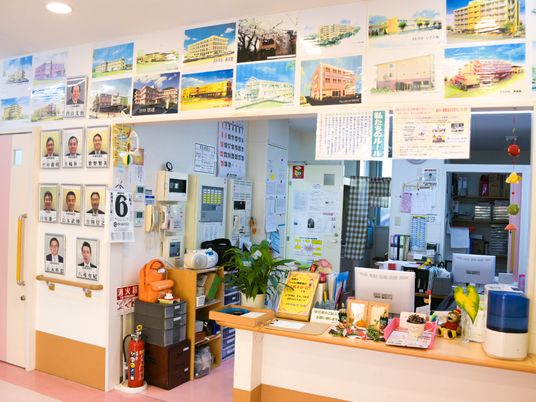 色とりどりの掲示物が並ぶ受付