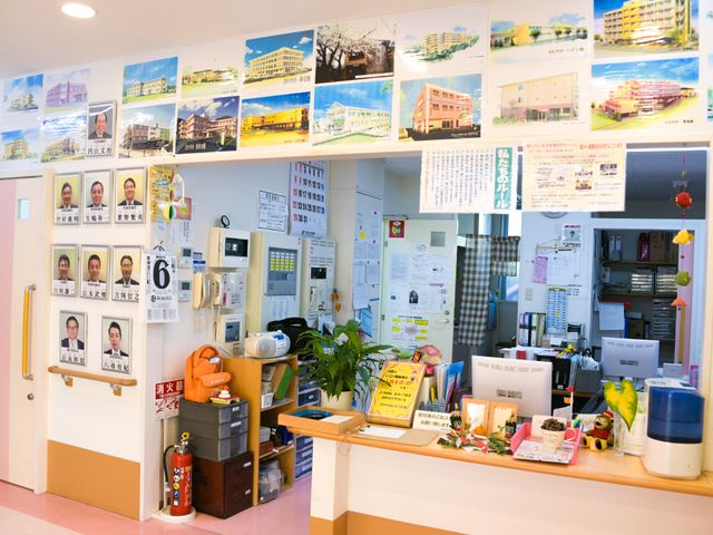 色とりどりの掲示物が並ぶ受付 受付 明るく整理されたフロントです。様々な情報が掲示されており、スタッフの顔写真も確認できますので、安心してお問い合わせください。