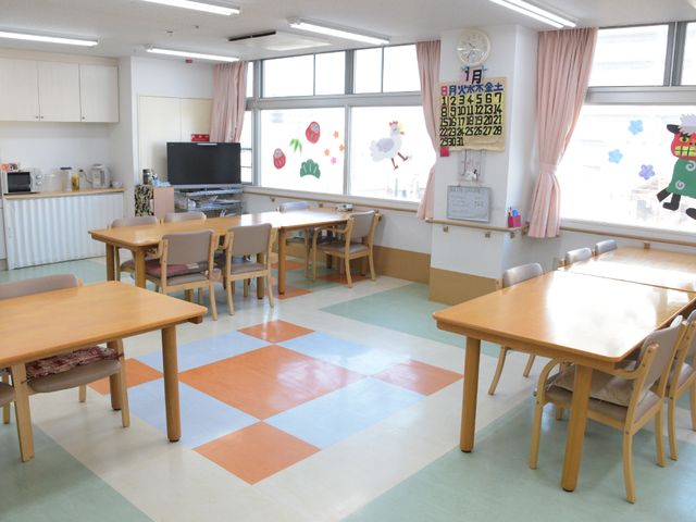 多機能な共有スペース 居間 ゆったりとした明るい食堂です。共有スペースでコミュニケーションも図れる造りになっております。