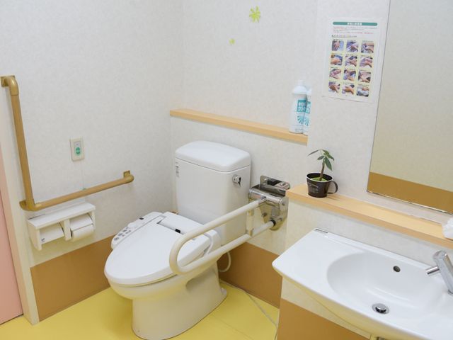 バリアフリートイレ トイレ 安心してお使いいただける、手すり付きの清潔なトイレです。機能性と使いやすさを兼ね備え、日々の生活をサポートします。