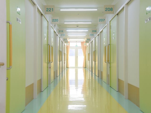 清潔感溢れる廊下 廊下 光に満ちた廊下は、明るく清潔感があり、居住者の快適な移動を支えます。部屋番号がはっきり表示され、迷うことなくお部屋へとご案内できます。