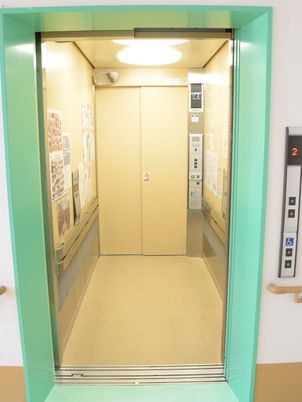 空間に開けたエレベーター