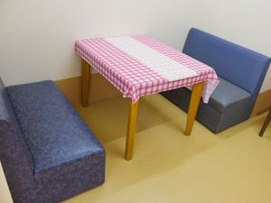 居室のテーブルとベンチ
