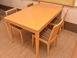 食堂の木製テーブルセット
