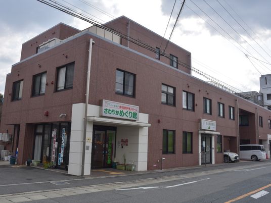 街中の赤レンガ建物外観
