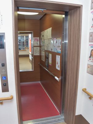 バリアフリー設計のエレベーター