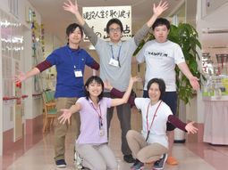 スタッフが笑顔でポーズ