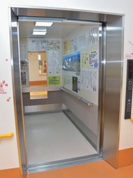 情報掲示のエレベーター