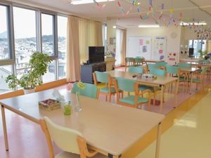明るい広々とした食堂
