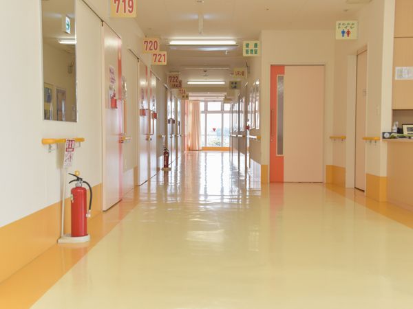 廊下が明るく広い