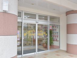 入り口付近の清潔なエントランス