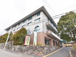 緑に囲まれた建物外観