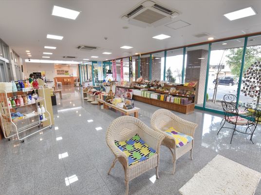 売店前の休憩スペース