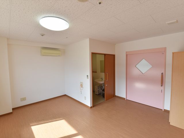 広々とした明るい居室 居室 設備が整い、日当たりの良い、ゆったりとした空間です。プライバシーが守られ、落ち着いた時間を過ごせる環境が整っています。