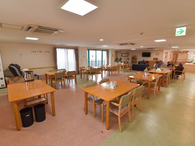 居心地の良い食堂スペース 共有スペース 広々とした明るい食堂では、入居者がくつろぎながら食事を楽しめるようになっています。一角でゆっくりとお話される方々の姿が見受けられます。