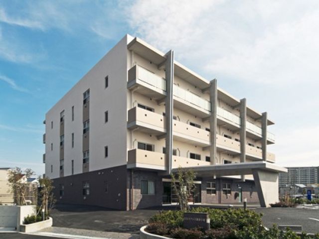 多階層の建物外観 外観 開放感あるモダンな建物で、明るく広々とした環境が迎えてくれます。快適な仕事環境を求める方にぴったりです。