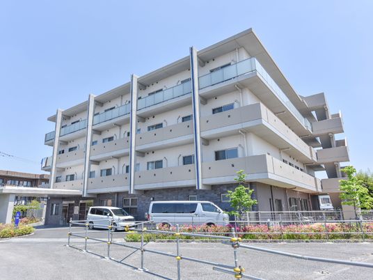 白い外観の建物エントランス