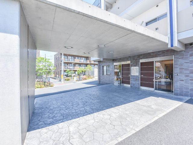 快適なエントランス風景 玄関前 広々とした開放的なエントランスです。明るく清潔感のある入口は、訪れる方々を温かくお迎えします。