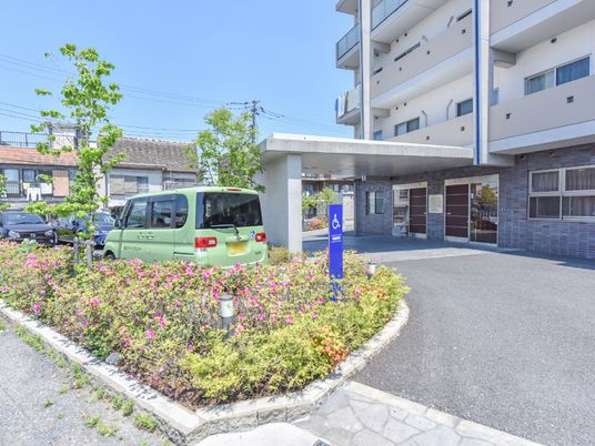 花壇とエントランスの景色