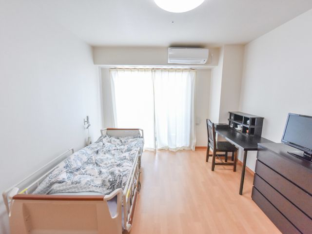 明るい個室の居室 個室 広々とした居室は、快適さと機能性を備え、個々の生活スタイルを大切にする空間です。勤務する方々も利用者の快適な日々をサポートできる環境です。