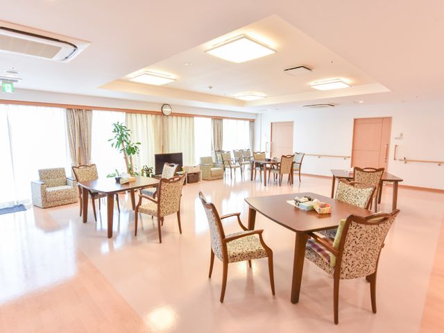 広々とした快適な共用ダイニング リビング 広々としたダイニングルームは、明るく暖かみのある雰囲気で、共有スペースとして利用者の交流の場にもなっています。ゆったりとした時間を過ごせる椅子やテーブルが配置され、快適さを提供しています。