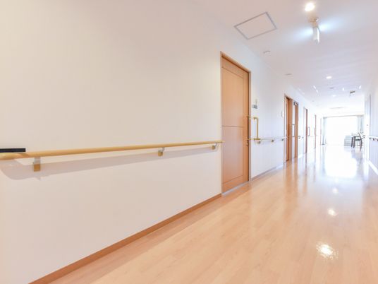 広々とした明るい廊下