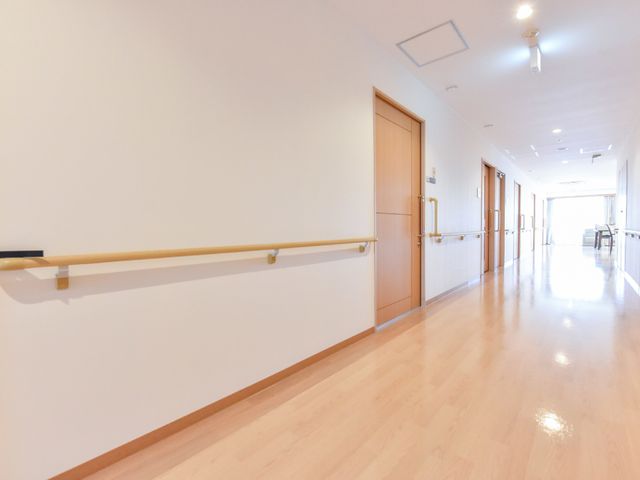 広々とした明るい廊下 廊下 清潔感のあふれる廊下は、歩行のサポートも考えられた手すり付きで安全に配慮されています。