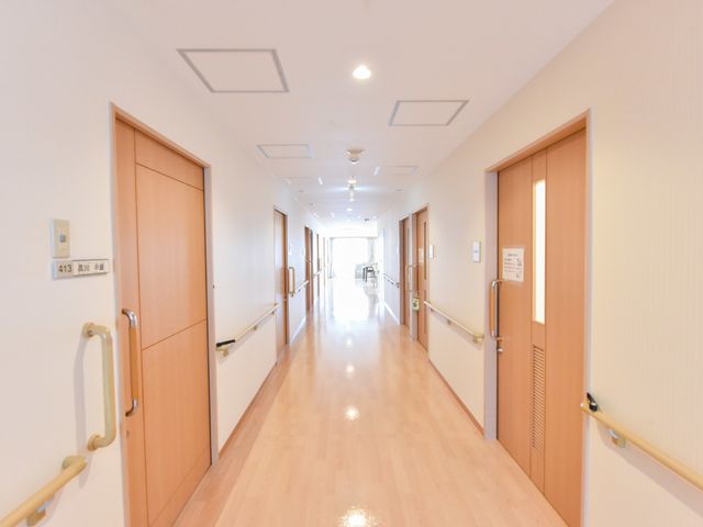 明るく清潔な廊下 廊下 広々として明るい廊下は、清潔感があり快適な環境を提供しています。手すりが設けられ、安全に配慮された設計となっております。