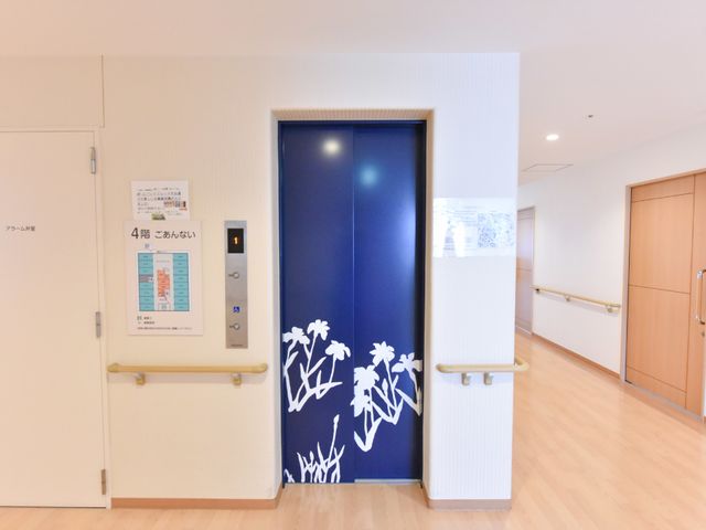 清潔な廊下とエレベーター エレベーター 広々とした廊下には手すりが整備され、アクセスしやすいデザインのエレベーターが設置されております。安全と利便性を考慮した設計は、就業をお考えの方にも安心です。